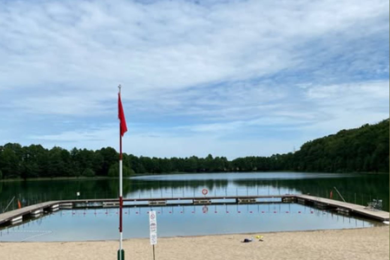 Zakaz kąpieli na Kaszubach. Czerwona flaga nad znanym jeziorem