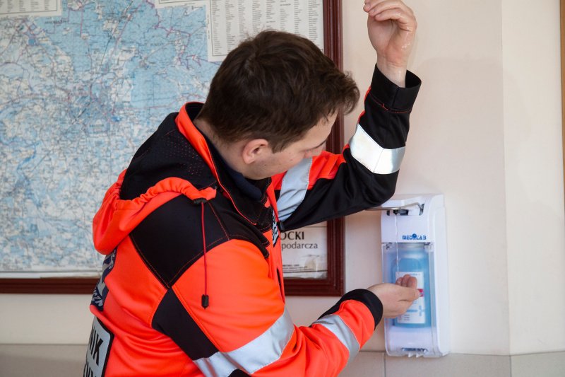 Myjmy ręce i zachowujmy dystans – radzi profesor Anna Boroń-Kaczmarska, specjalistka ds. chorób zakaźnych.