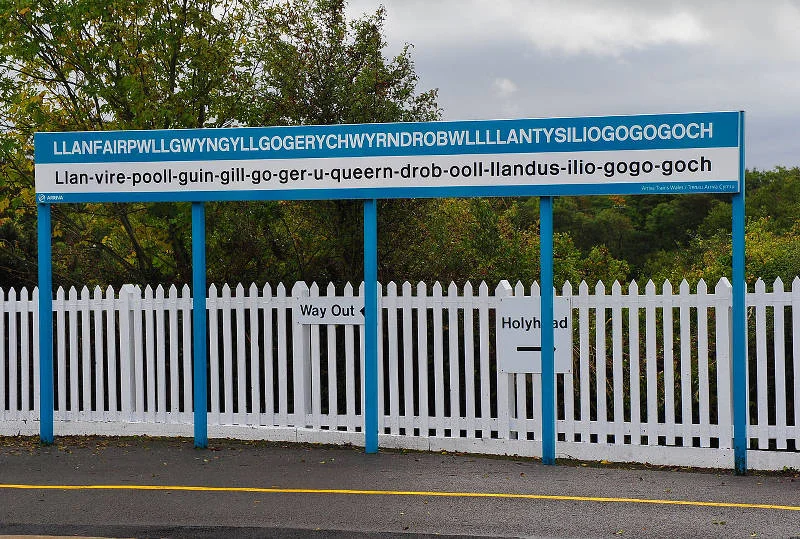 Stacja kolejowa w llanfairpwllgwyngyllgogerychwyrndrobwllllantysiliogogogoch.