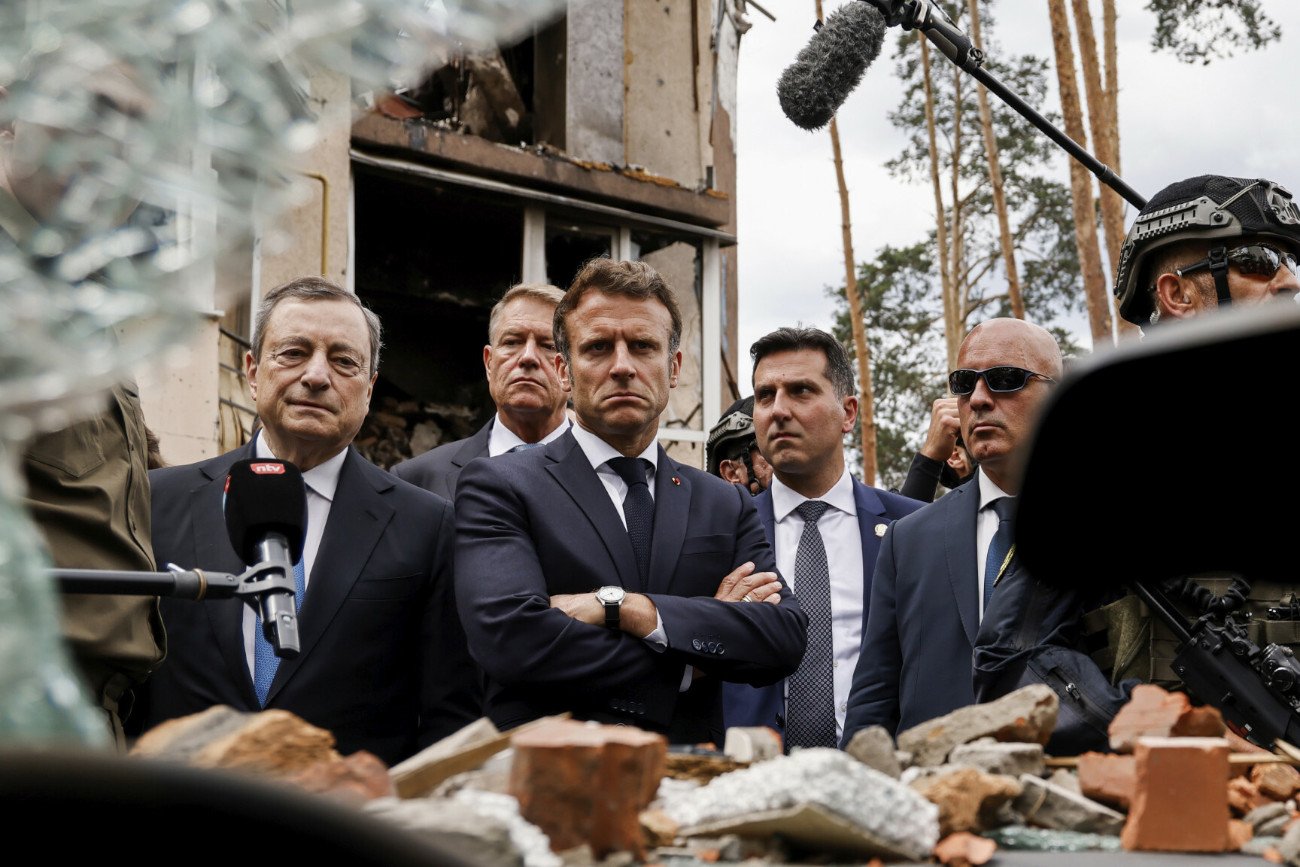 Premier Włoch Mario Draghi i prezydent Francji Emmanuel Macron oglądają zniszczenia w Irpieniu pod Kijowem