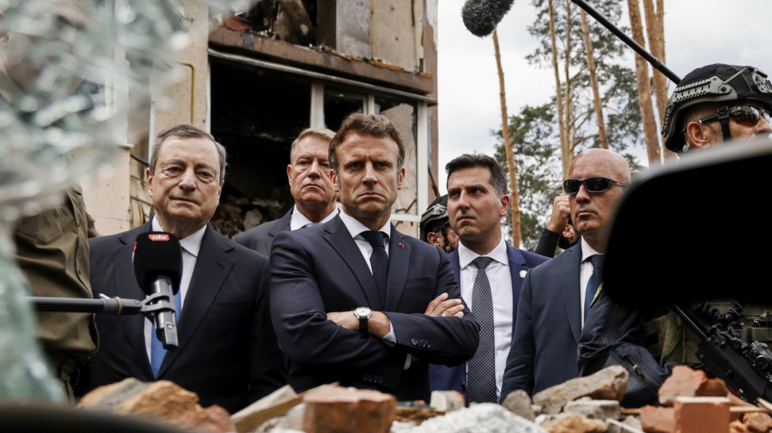 Premier Włoch Mario Draghi i prezydent Francji Emmanuel Macron oglądają zniszczenia w Irpieniu pod Kijowem
