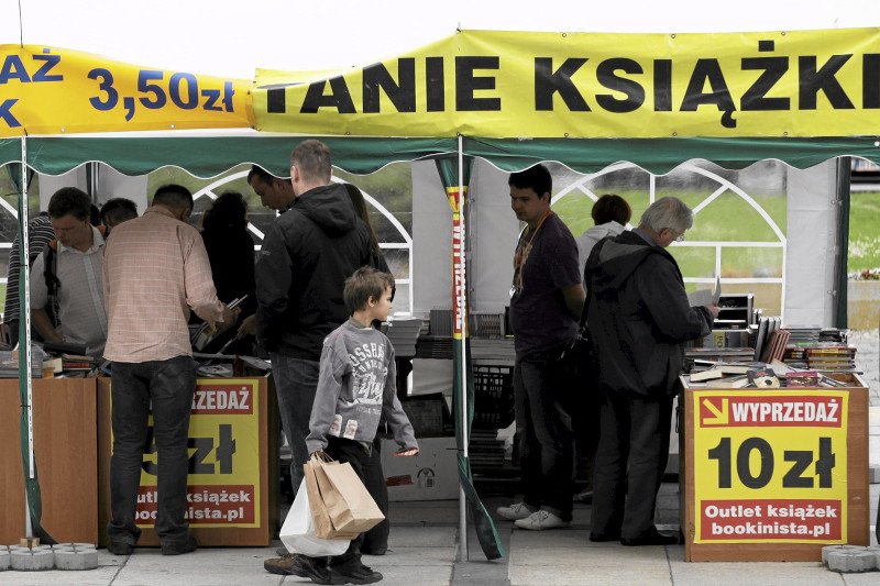 Wylobbowana "ustawa o książce" przewiduje zakaz obniżania cen książek przez minimum rok. Dziś średnia cena nowości to ok. 40 złotych.