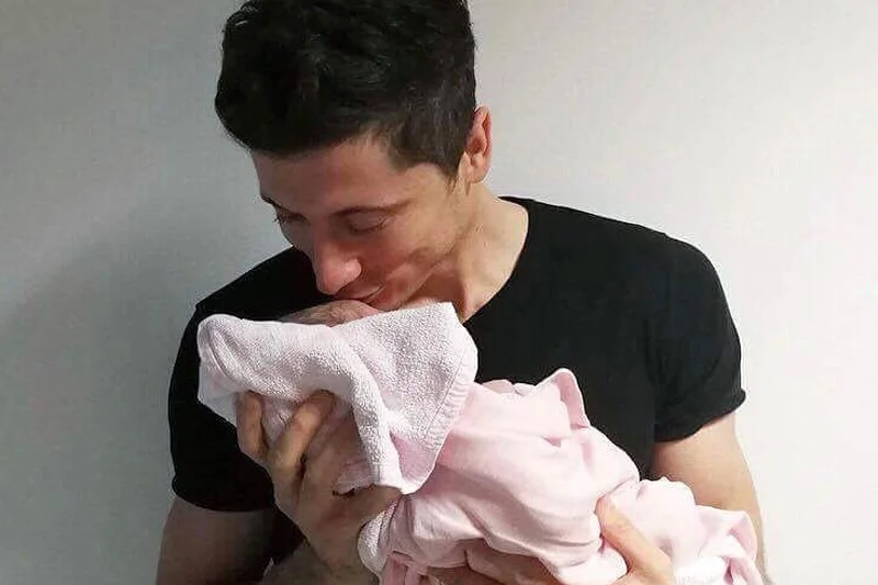 Anna Lewandowska urodziła! O narodzinach córeczki Klary Robert Lewandowski poinformował na Instagramie.