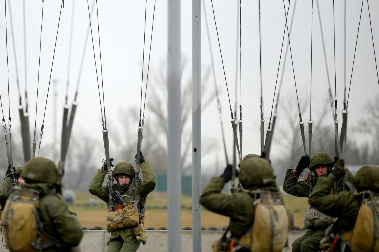 Białoruś. Skoczkowie spadochronowi  przy polskiej granicy (zdjęcie ilustracyjne).