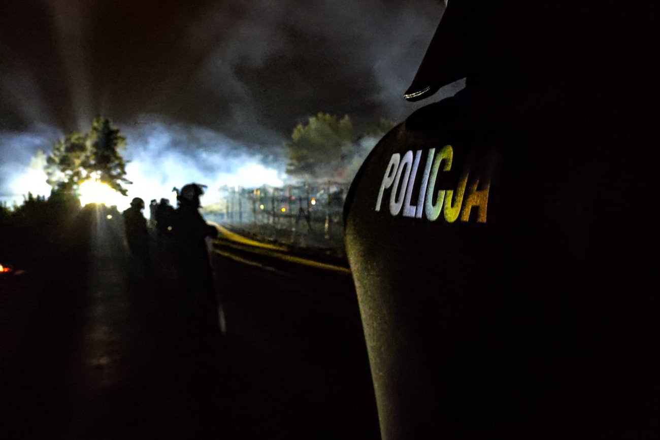 Policja: Siła uderzenia była na tyle duża, że uszkodzony został hełm chroniący głowę policjanta