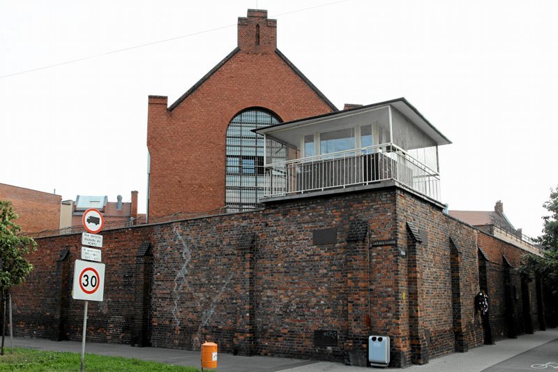 Za kratami zakładu karnego przy Kleczkowskiej kwitło "drugie życie", w tym seksbiznes. Strażnicy w tym uczestniczyli!