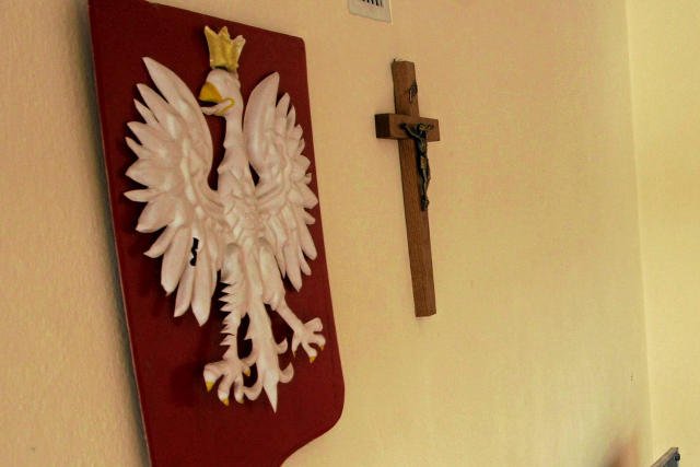 25 tys. za szykany po zdjęciu krzyża. Takiej kwoty domaga się była nauczycielka szkoły w Krapkowicach.