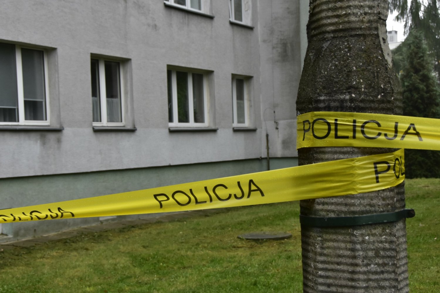 W jednym z mieszkań w Piastowie odkryto zwłoki małego dziecka.