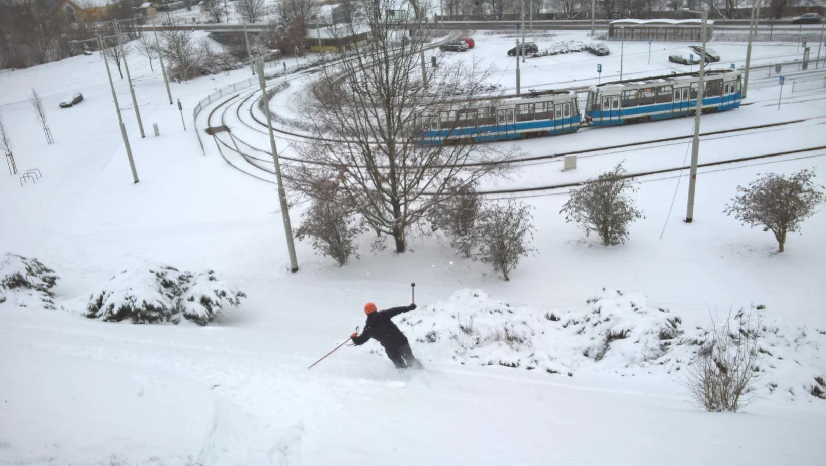 Zjazd na nartach z Górki Oporowskiej we Wrocławiu