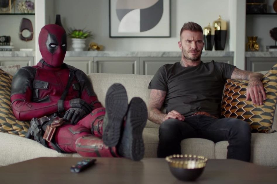 Superbohater Deadpool ogląda telewizję wraz z ex-piłkarzem Davidem Beckhamem