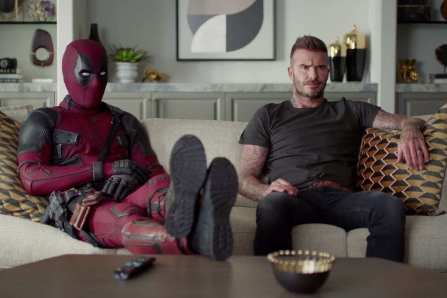 Superbohater Deadpool ogląda telewizję wraz z ex-piłkarzem Davidem Beckhamem