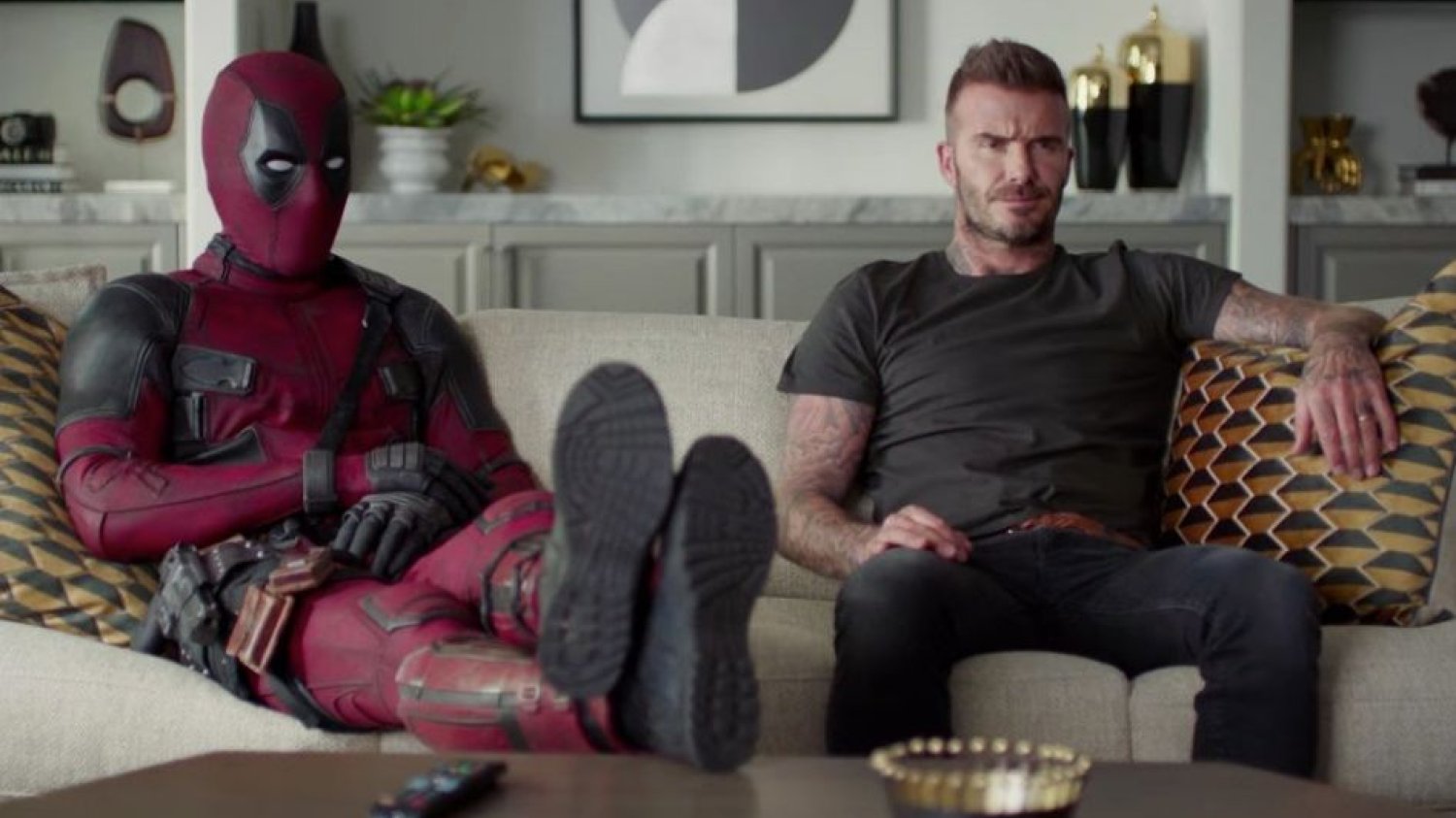 Superbohater Deadpool ogląda telewizję wraz z ex-piłkarzem Davidem Beckhamem