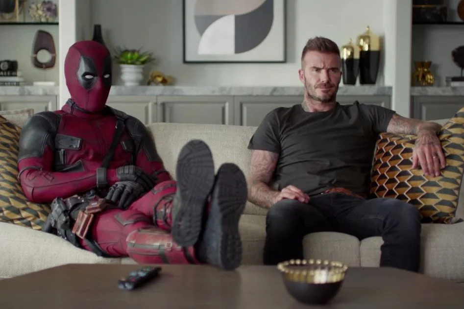 Superbohater Deadpool ogląda telewizję wraz z ex-piłkarzem Davidem Beckhamem