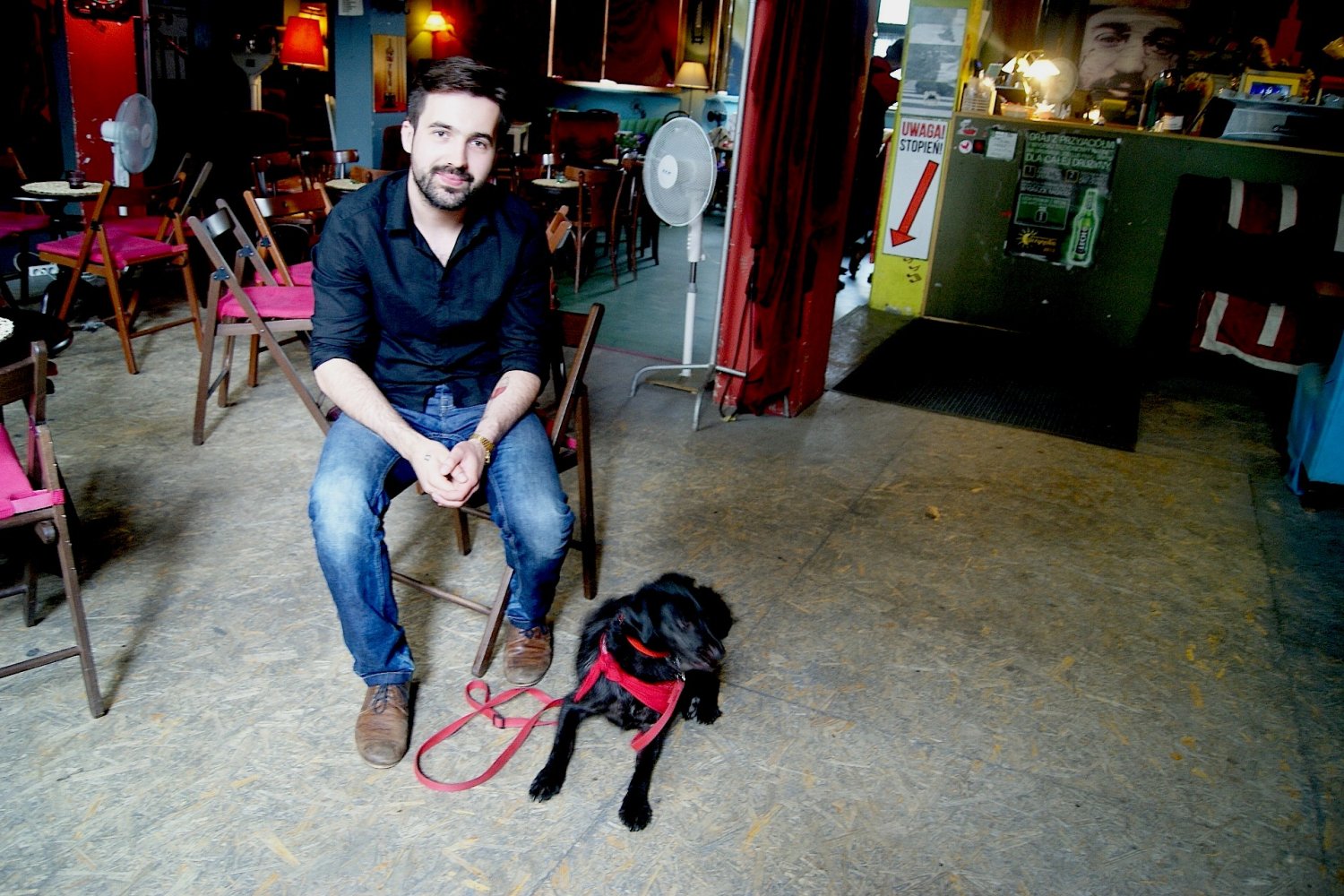 Tytus Hołdys i jego pies Elvis w klubokawiarni Chwila