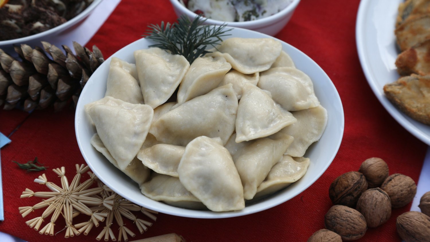 Prosty przepis na pierogi. Tak je robi je Magda Gessler Ciasto na pierogi w stylu Magdy Gessler. Wystarczą 3 składniki