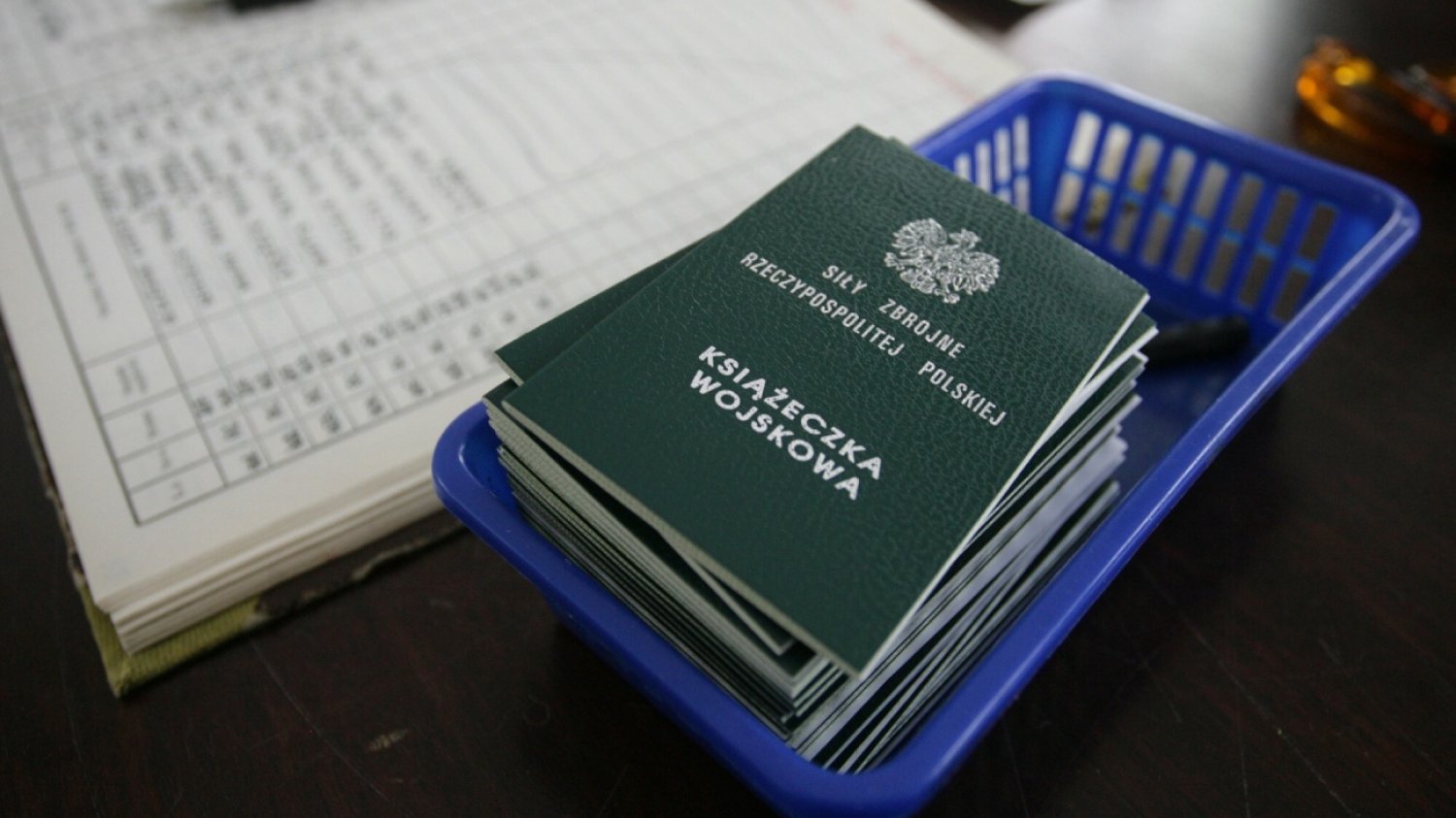 Polacy dostają wezwania na komisję wojskową. Można dostać dniówkę albo surową karę Kwalifikacja wojskowa 2025. Tysiące Polaków otrzymało wezwania