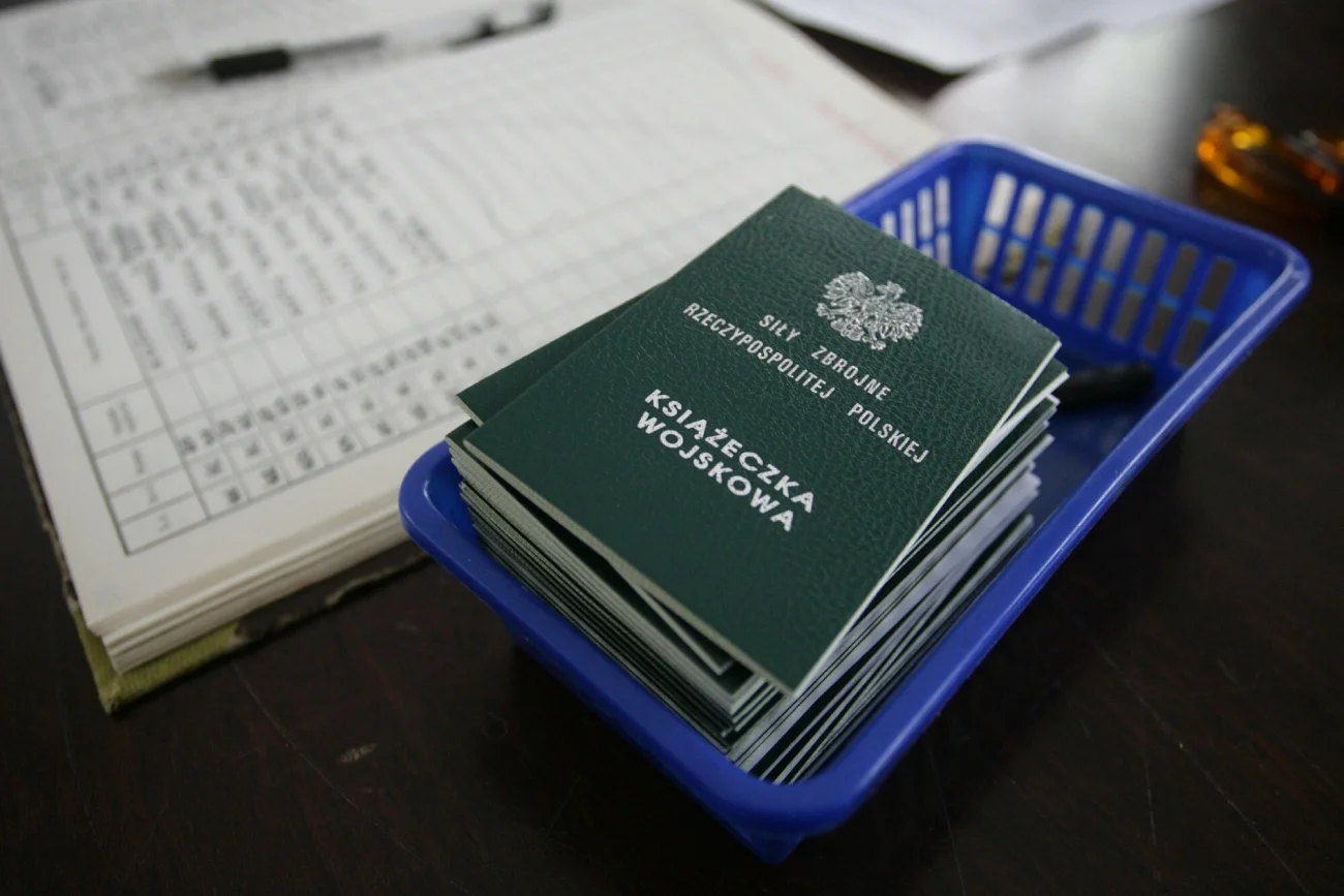 Polacy dostają wezwania na komisję wojskową. Można dostać dniówkę albo surową karę Kwalifikacja wojskowa 2025. Tysiące Polaków otrzymało wezwania