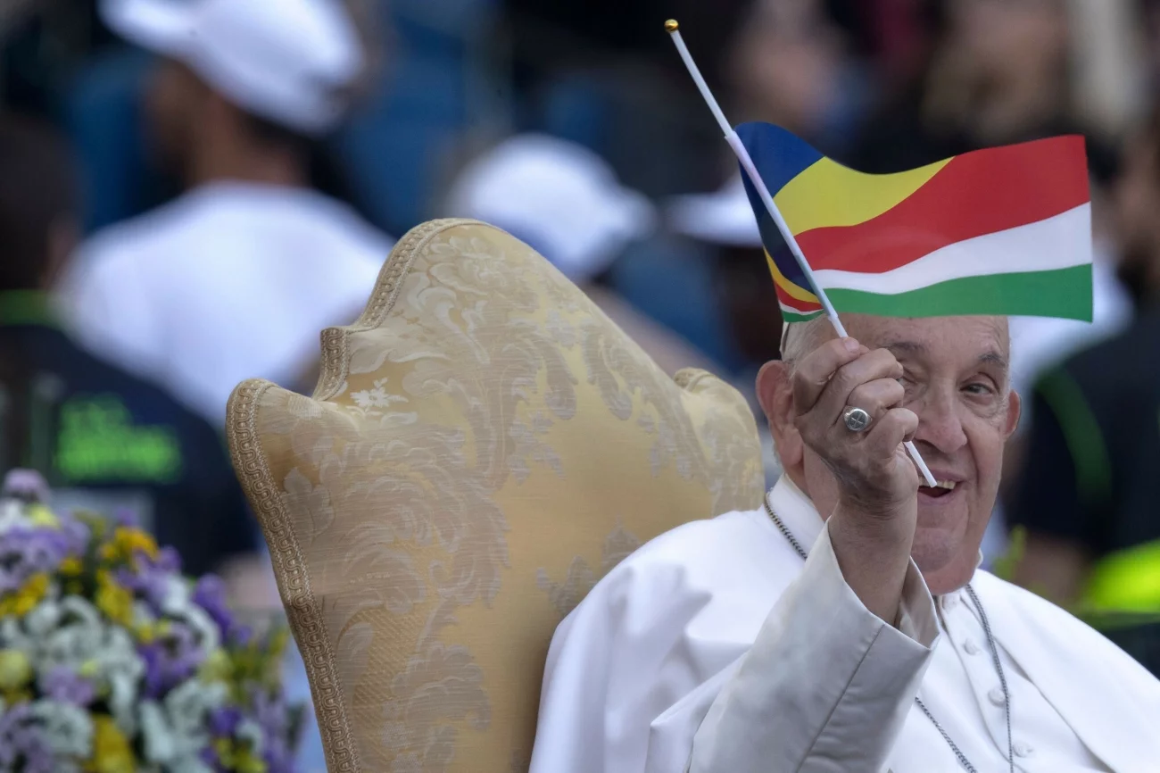 "Papież wymyka się spod kontroli". Nie wiadomo, czy Franciszek wygłosi "Urbi et orbi". Papież Franciszek siedzi na krześle, uśmiecha się i macha flagą.