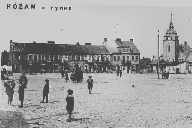 Różan w 1939 roku w większości był zamieszkały przez ludność żydowską. Dziś tylko nieliczne pamiątki przypominają o tamtych dniach.