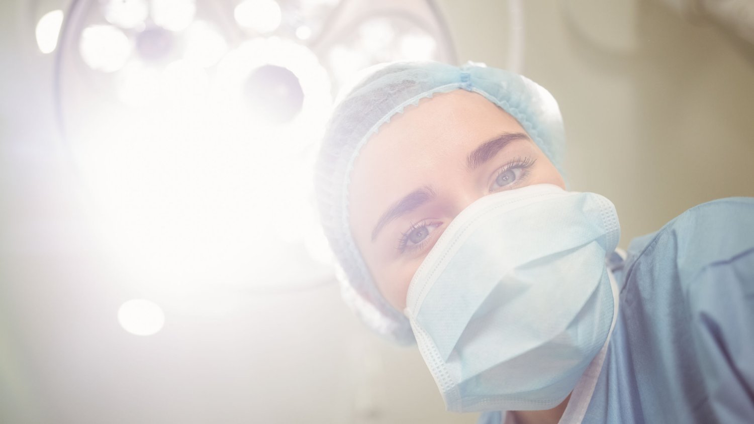 W Polsce młode lekarki muszą mierzyć się nie tylko z trudem wykonywania swojego zawodu, ale i mentalnością pacjentów...