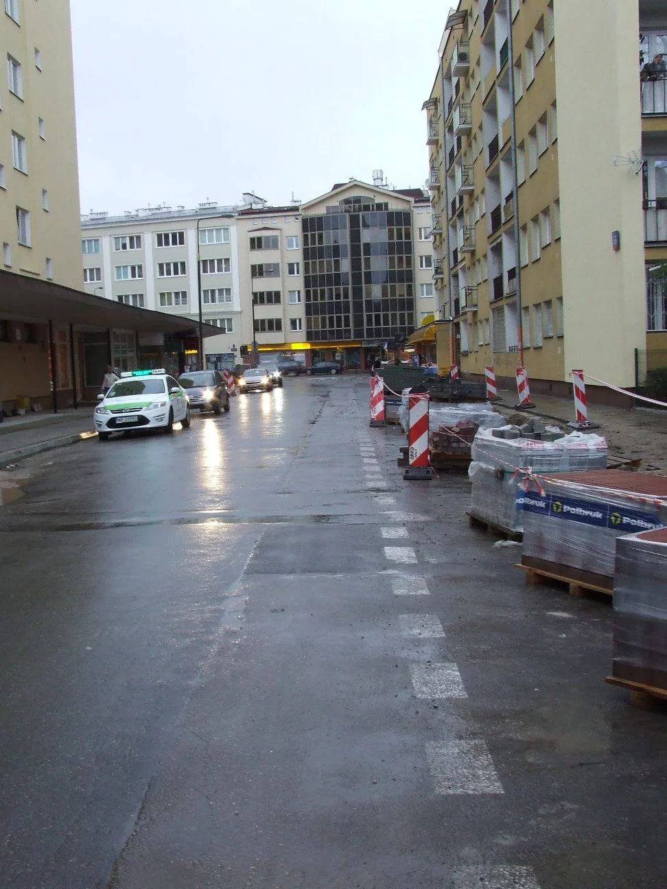 Z powodu trwającego od kilku miesięcy remontu chodników na Solcu nie ma jak parkować