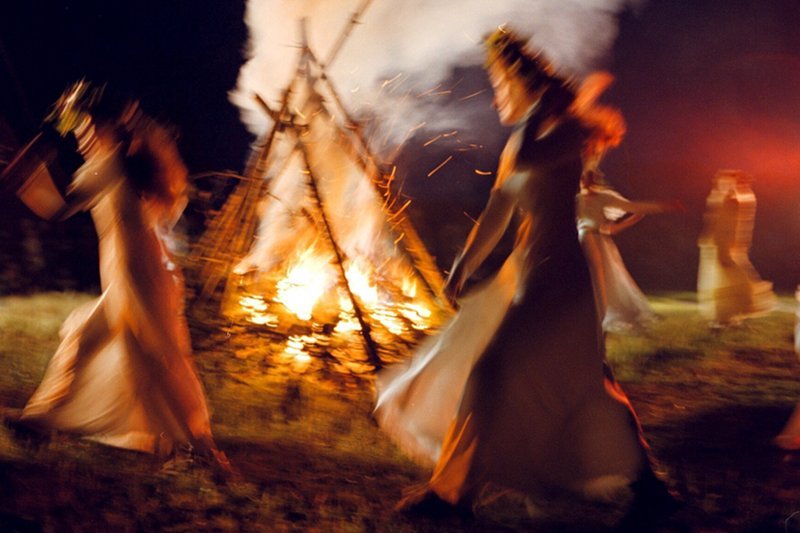 Kupałowa nocka! Może ktoś złowi wianek albo znajdzie perunowy kwiat. Tylko trzeba w to mocno wierzyć, jak współcześni poganie.