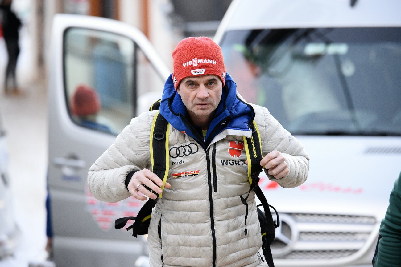 Trener Stefan Horngacher nie może zaliczyć igrzysk olimpijskich w Pekinie do szczególnie udanych...