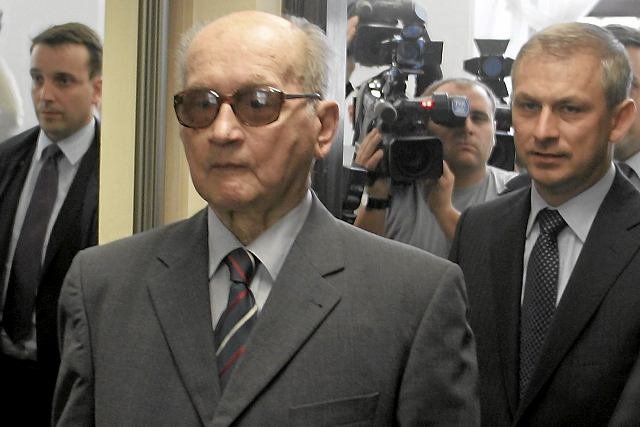 W 2010 roku gen. Wojciechowi Jaruzelskiemu towarzyszył w Sejmie ówczesny przewodniczący SLD Grzegorz Napieralski (z prawej).