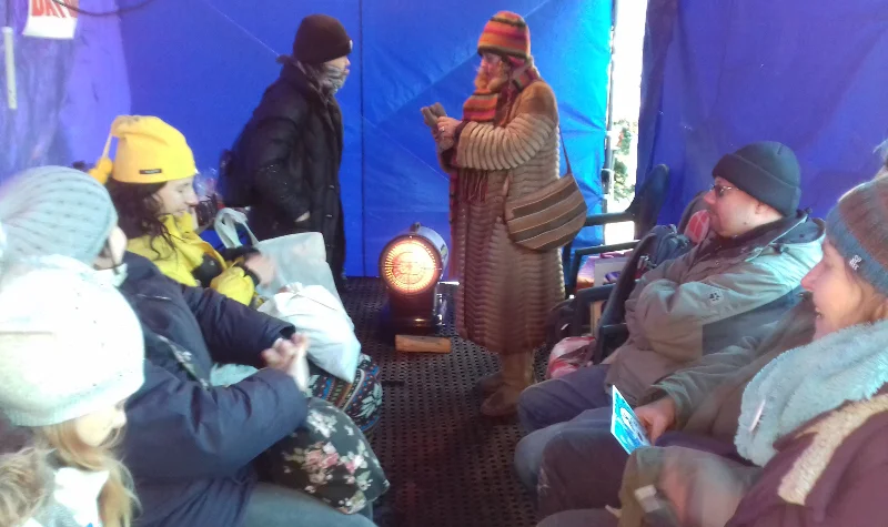 Protestujący pod sejmem mogą ogrzać się przed mrozem w namiocie.