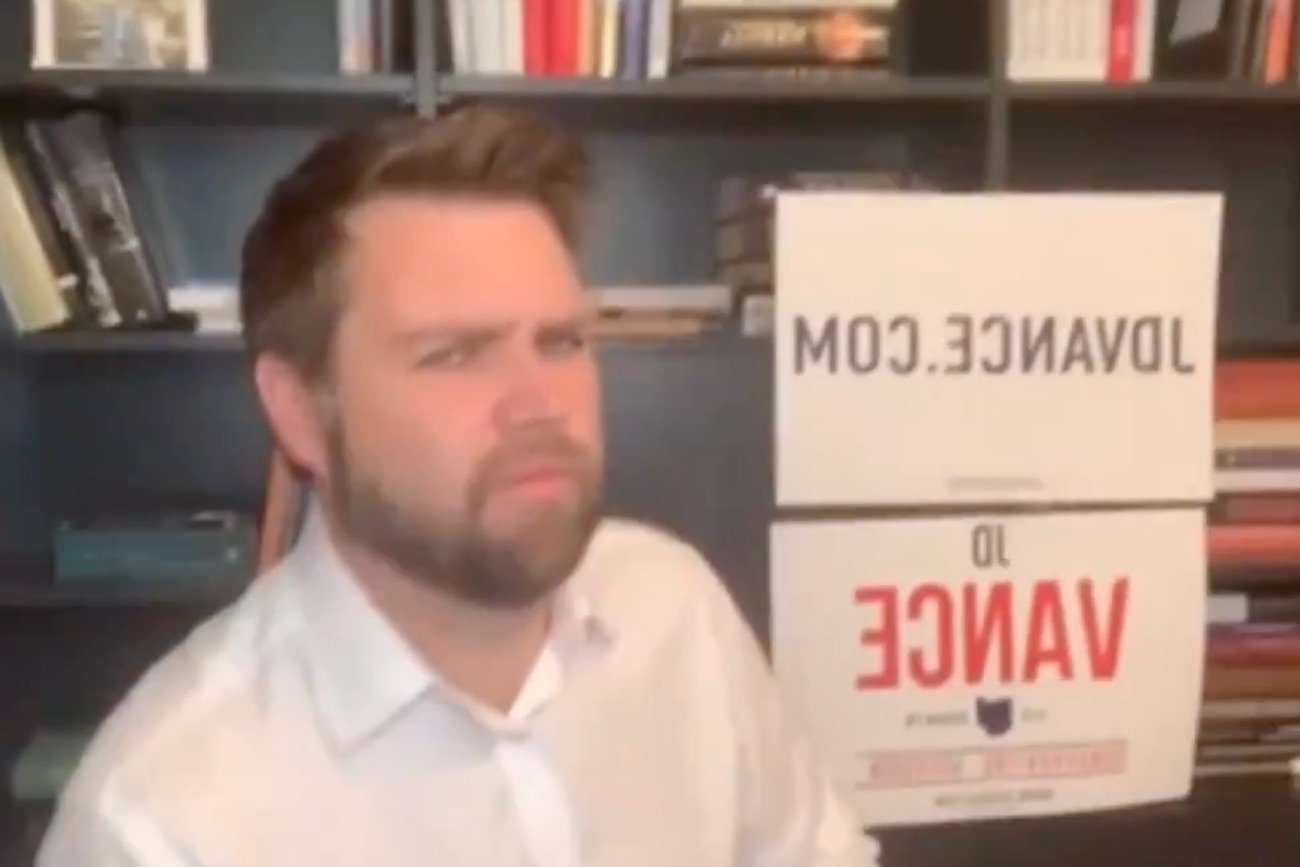 J.D.Vance przegrał walkę z "odwróconym" wyborczym napisem.