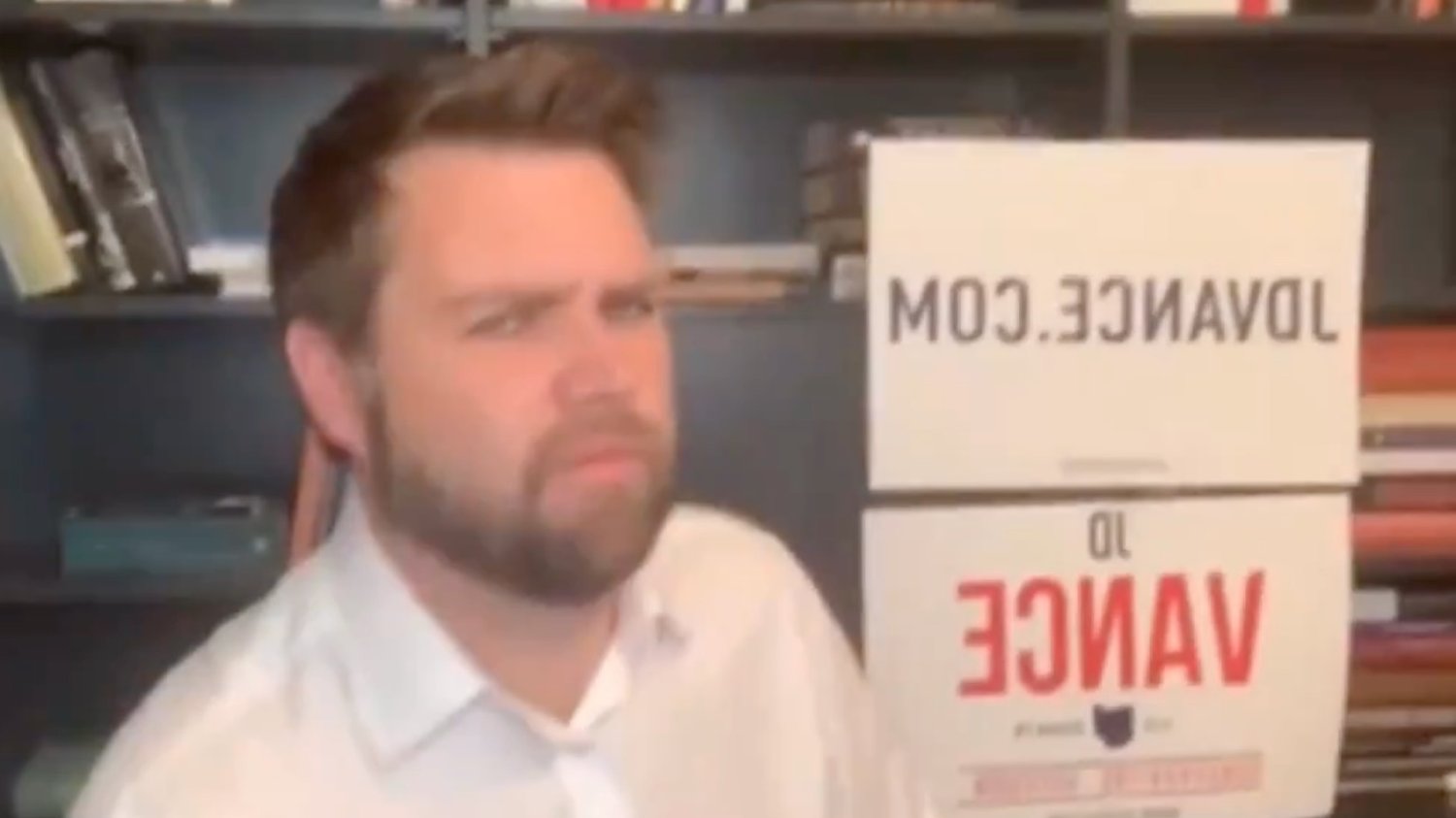 J.D.Vance przegrał walkę z "odwróconym" wyborczym napisem.