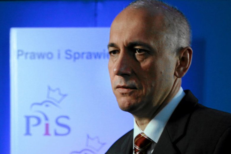 Joachim Brudziński gratuluje Wielkiej Orkiestrze Świątecznej Pomocy wyniku, ale zrobił to w specyficzny sposób.