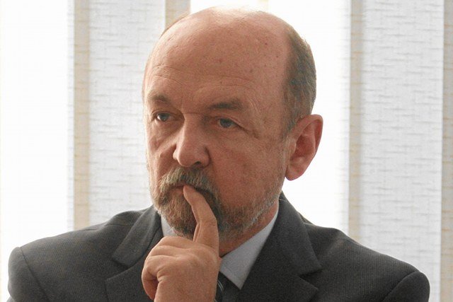 Prof. Ryszard Legutko musi przeprosić za "rozwydrzonych smarkaczy"