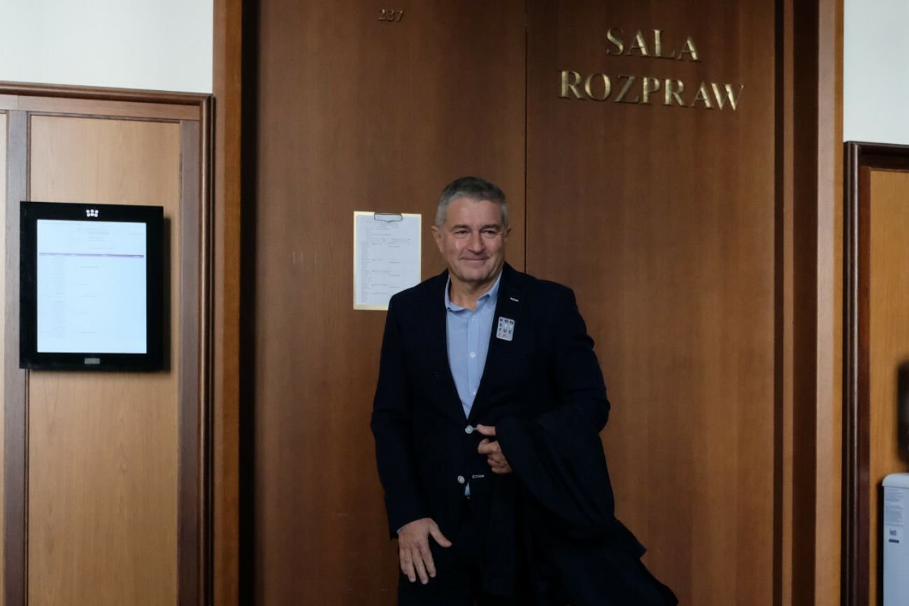 Władysław Frasyniuk przed salą rozpraw.