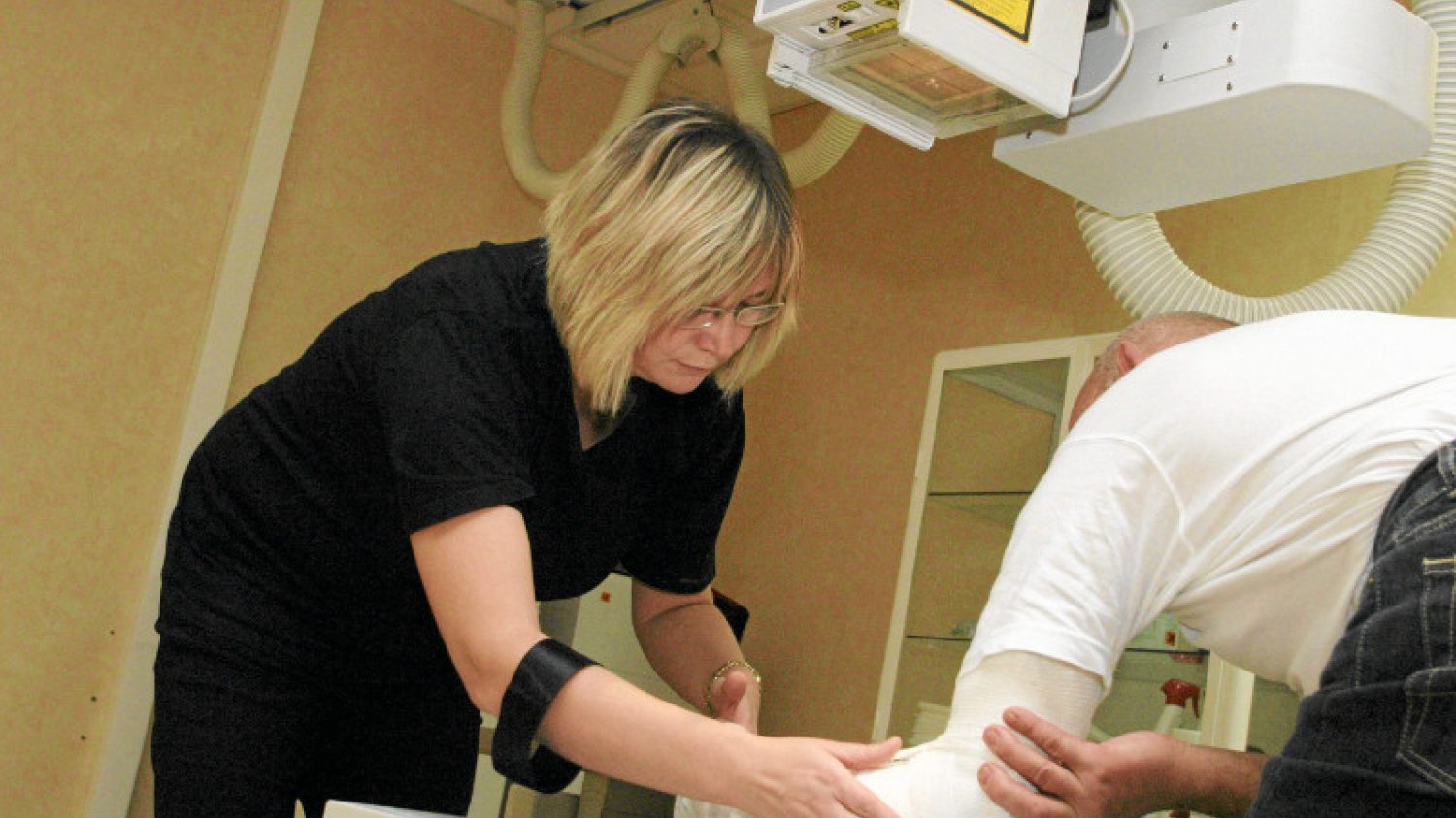 Technicy radiologii od ubiegłego roku pracują dłużej, za to samo wynagrodzenie
