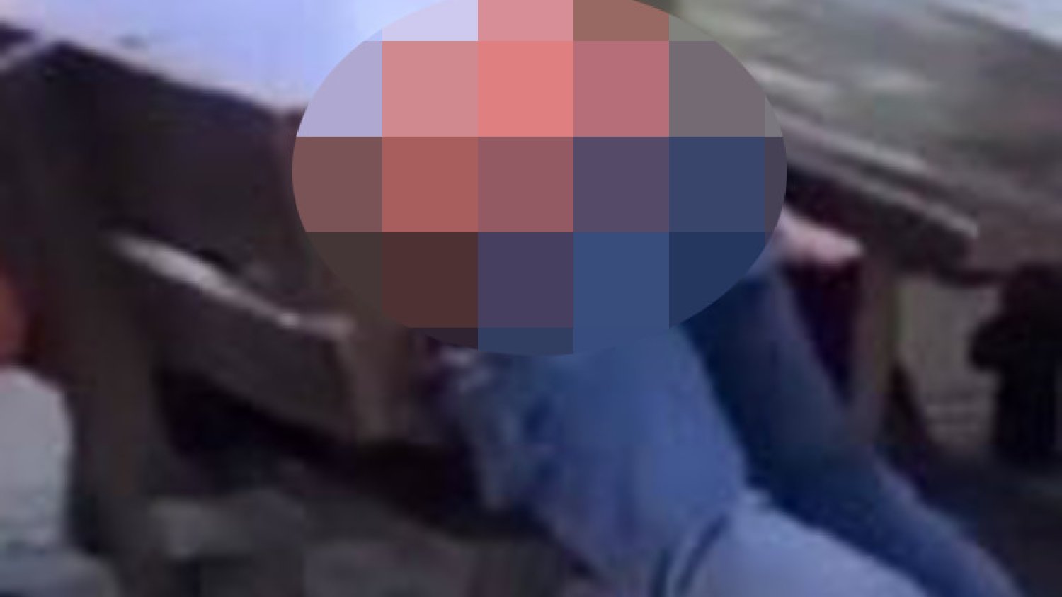 Seks w centrum Katowic na Mariackiej. Internet obiegły zdjęcia pary.