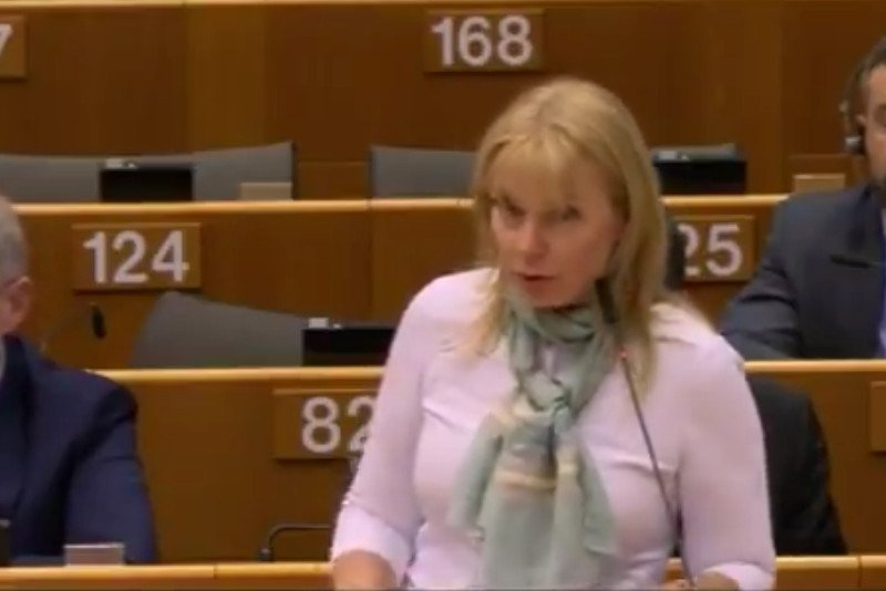 Elżbieta Bieńkowska myślała, że mikrofon jest już wyłączony i wypowiedziała słowa, które w Parlamencie Europejskim paść nie powinny.