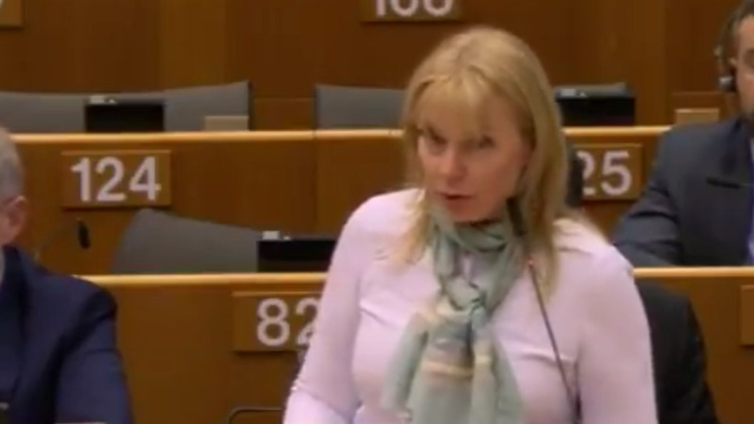 Elżbieta Bieńkowska myślała, że mikrofon jest już wyłączony i wypowiedziała słowa, które w Parlamencie Europejskim paść nie powinny.