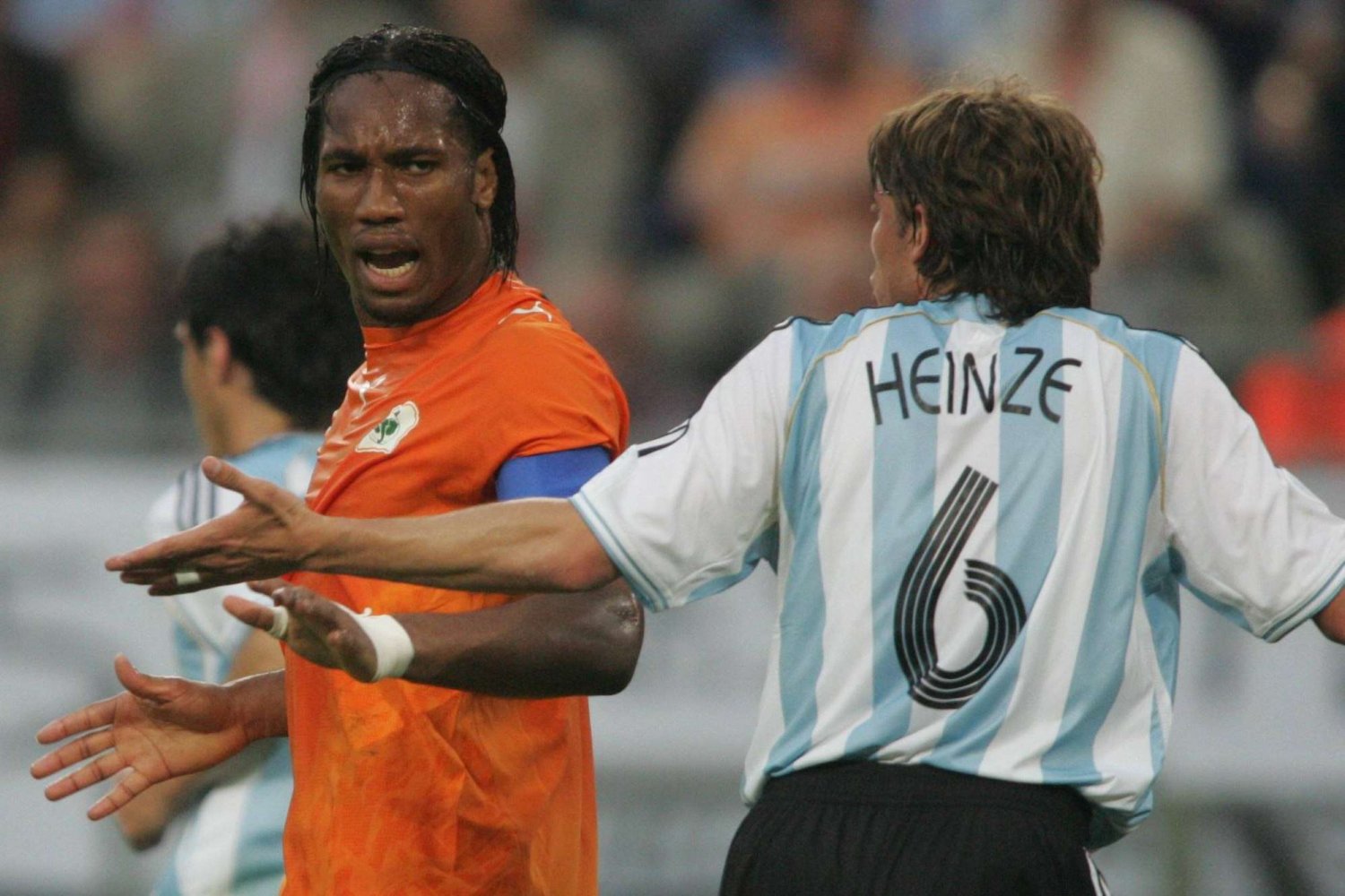 Didier Drogba, jeden z najlepszych piłkarzy świata i reprezentant Wybrzeża Kości Słoniowej, po starciu z obrońcą Argentyny Gabrielem Heinze. Mecz WKS - Argentyna w 2006 roku.