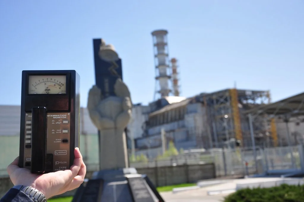 260 m od sarkofagu, niecałe 6,5 μGy/h (odpowiada 6,5 μSv/h) – licznik na zakresie do 20 μGy/h.