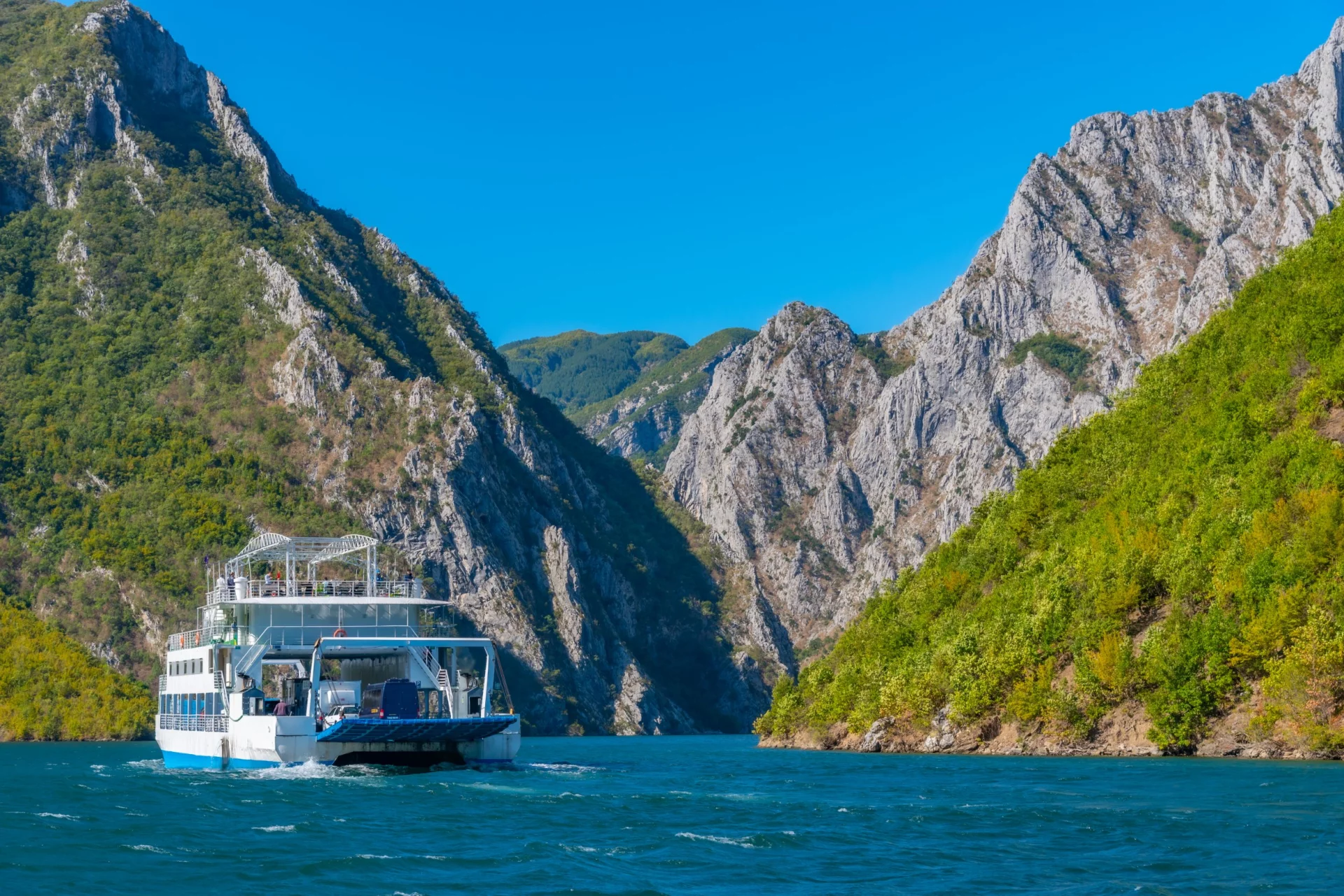 Albania. Jezioro Koman