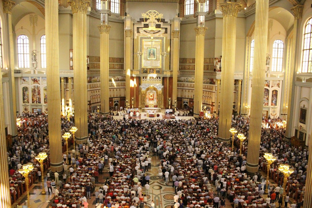 W bazylice w Licheniu zgromadziły się tłumy, mimo pandemii koronawirusa. (Zdjęcie poglądowe z 2017 r.).