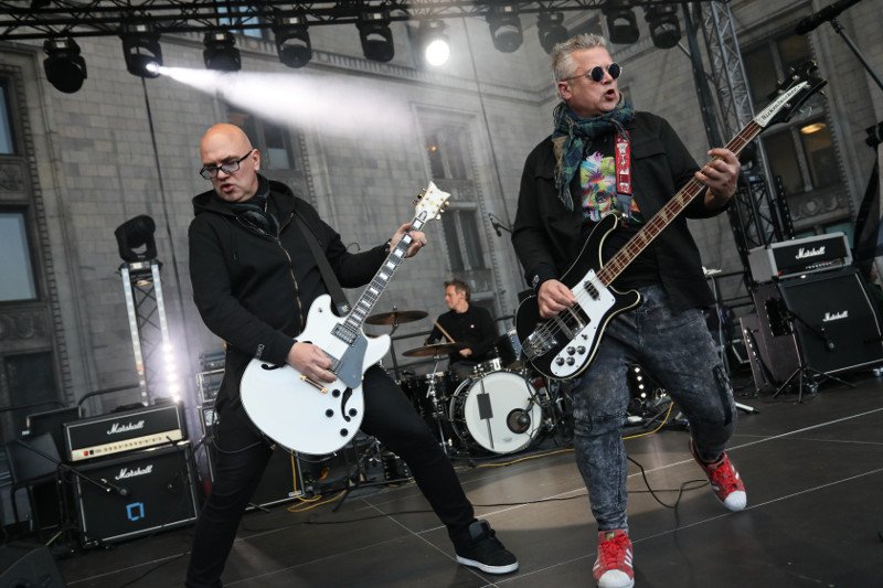 Koncert odbywa się przed Pałacem Kultury i Nauki.
