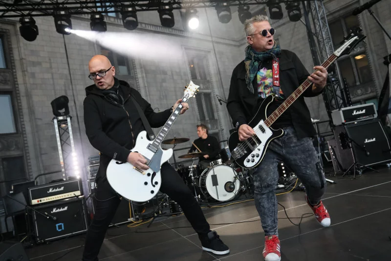 Koncert odbywa się przed Pałacem Kultury i Nauki.