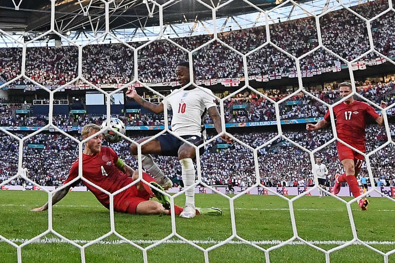 Najlepszy strzelec Euro 2020 w akcji, za chwilę Simon Kjaer zapisze na swoim koncie "swojaka". 11 w całym turnieju