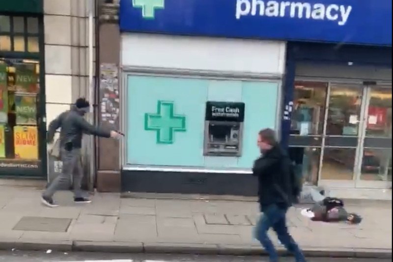 Policjanci w Londynie zastrzelili nożownika, który wcześniej zranił kilka osób.