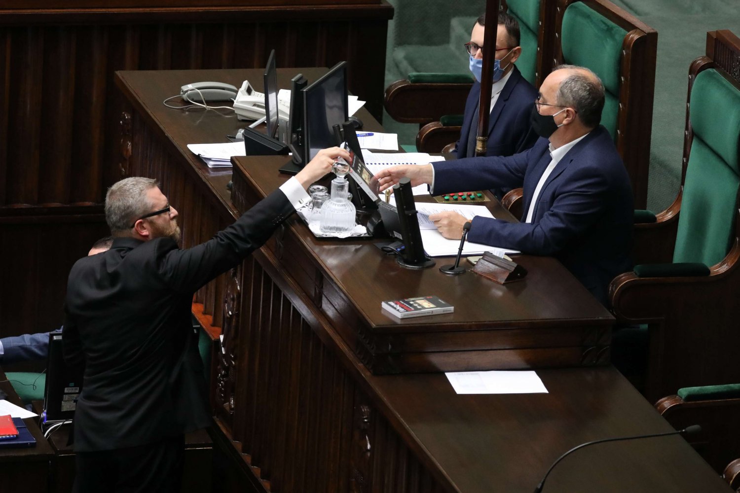 Grzegorz Braun został wykluczony z obrad Sejmu, gdyż nie chciał założyć maseczki.