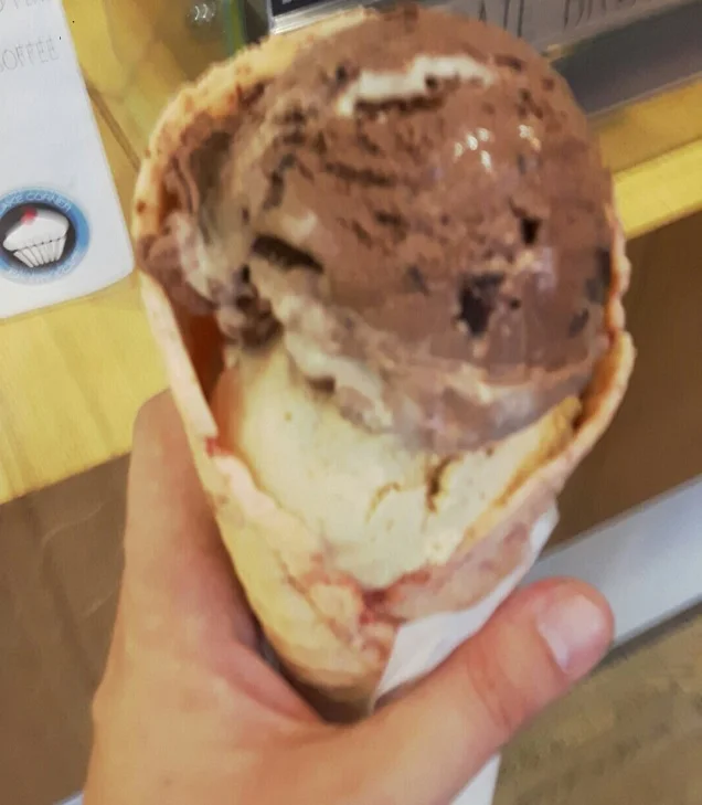 Najlepsze lody są na Chmielnej. 11 złotych za dwie gałki, ale warto.