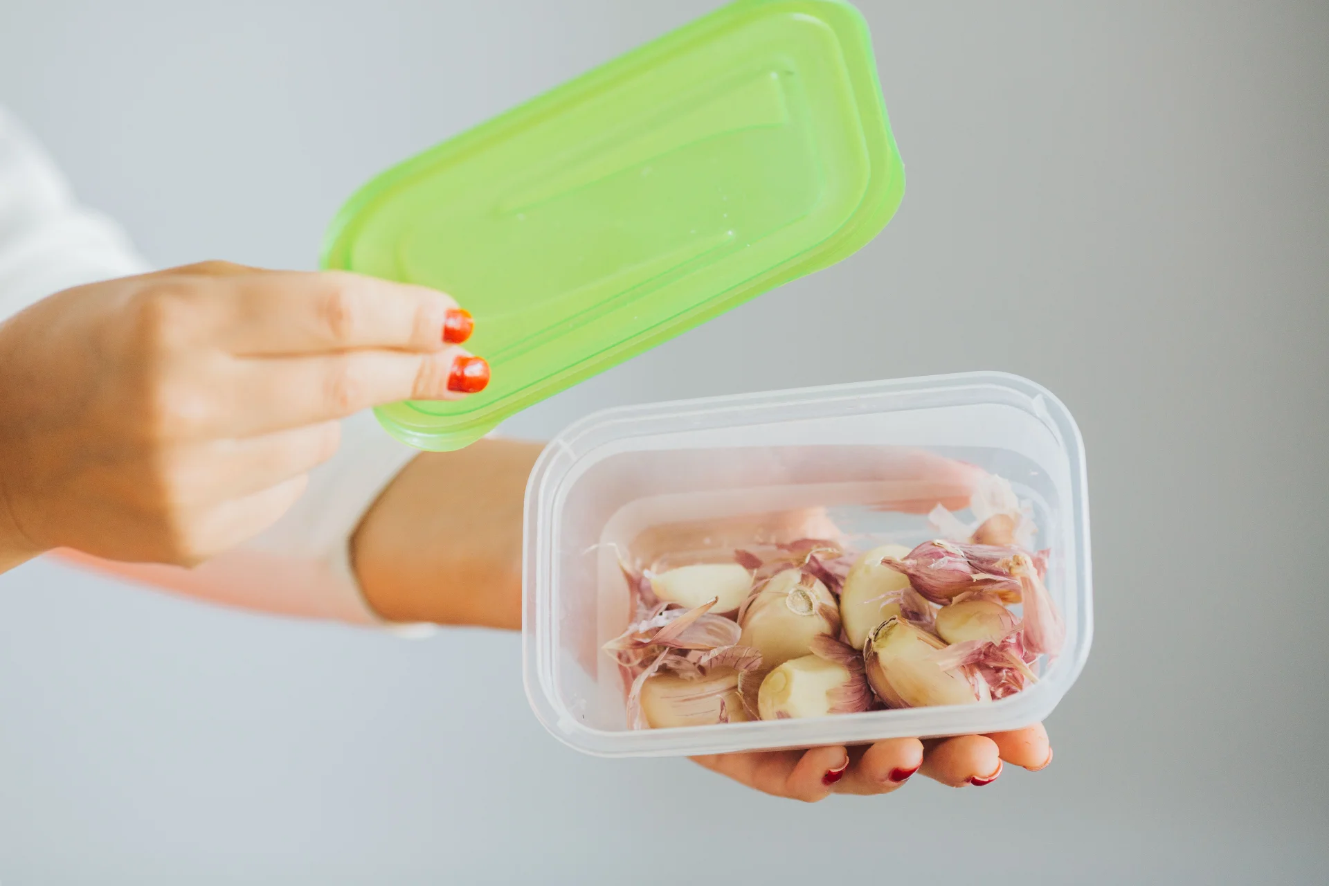 Do tej sztuczki potrzebujecie tylko plastikowego opakowania z pokrywką.
