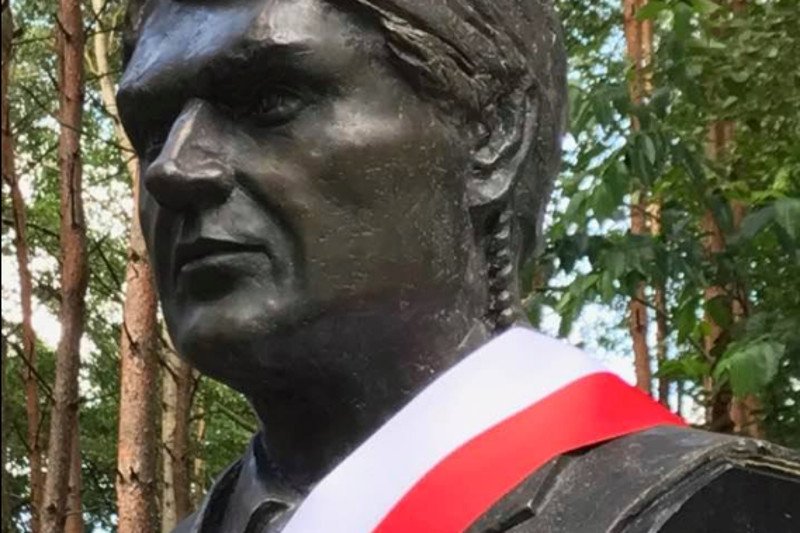 W Ossowie odsłonięto popiersie Pawła Janeczka, oficera BOR, który zginął w katastrofie smoleńskiej i męża dziennikarki Joanny Racewicz.